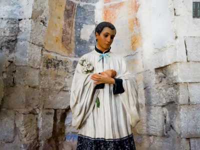 Superiamo la soglia accompagnata da una statua di Sant�Antonio...